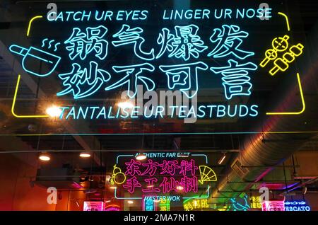 Food Market Neon, 85-97 Renshaw Street, Liverpool, Merseyside, England, UK, L1 2SP - Speisesaal mit asiatischem Thema Stockfoto