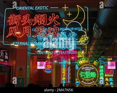 Oriental Exotic Food Market Neon, 85-97 Renshaw Street, Liverpool, Merseyside, England UK, L1 2SP - Speisesaal mit asiatischem Thema Stockfoto