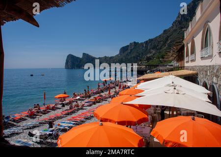 Urlaub am Strand Italien - Amalfiküste im Dorf Nerano Stockfoto