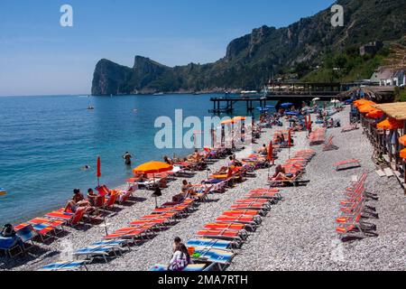 Urlaub am Strand Italien - Amalfiküste im Dorf Nerano Stockfoto