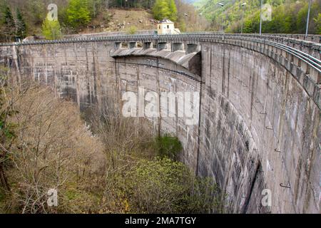 Ein Staudamm an einem Fluss LAquila - Teramo Italien Stockfoto