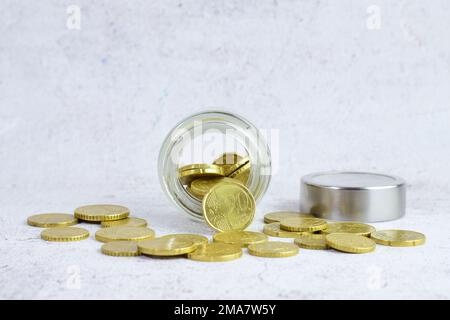 Eine Nahaufnahme von Euro-Münzen in einem Glas auf einem Tisch - das Konzept der Wirtschaft Stockfoto