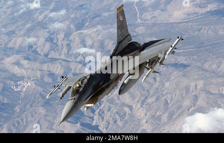 060130-F-6911G-041. [Complete] Scene Caption: Eine Luftaufnahme eines F-16 Kampfflugzeugs gegen Falcon vom 20. Fighter Wing, Shaw Air Force Base, S. C., während der Übung Red Flag 06-1 am 30. Januar 2006 zum Trainingsbereich auf dem Nellis Air Force Base, Nevada, fährt. Red Flag, an der mehr als 85 Flugzeuge beteiligt sind, von B-2 Spirit Bombers bis hin zu F-16 Fighting Falcons, testet die Kampfkünste der Besatzung in realistischen Kampfsituationen. Das Flugzeug fliegt Tag und Nacht zum nahegelegenen Nevada Test and Training Range, wo sie einen Luftkrieg simulieren werden. Einheiten aus den USA Armee, Stockfoto