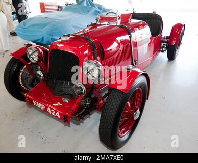 Nahaufnahme von Richard Lake's Red, 1938, Aston Martin Speed Model, in den National Pit Garages, im Silverstone Classic 2022 Stockfoto