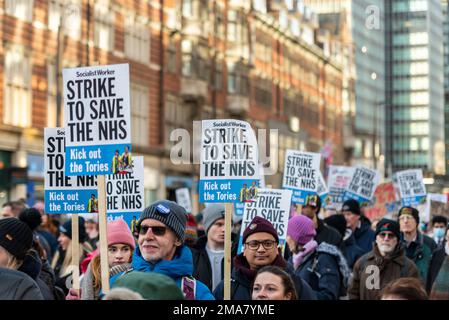 Demonstranten versammelten sich vor dem University College London und forderten eine Gehaltserhöhung für Krankenschwestern und eine Verbesserung der Bedingungen. Der Angriff rettet den NHS Stockfoto