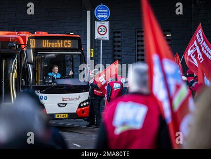 Utrecht, Niederlande. 19. Januar 2023. UTRECHT - Busfahrer auf Jaarbeursplein streiken mit regionalen Transportmitteln. Tausende von Busfahrern, Zugführern und Dirigenten im regionalen Verkehr haben ihre Arbeit nach gescheiterten Tarifverhandlungen eingestellt. ANP REMKO DE WAAL netherlands Out - belgien Out Credit: ANP/Alamy Live News Stockfoto