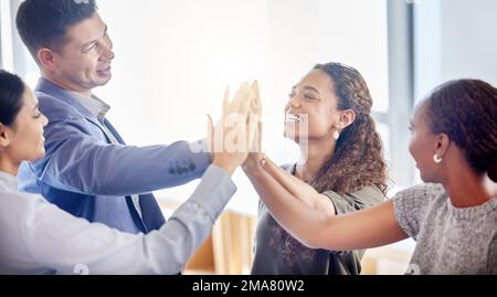 Jeder hat Erfolg, wenn wir zusammenarbeiten. Eine Gruppe von Kollegen, die ihre Hände in einem Büro zusammenlegen. Stockfoto