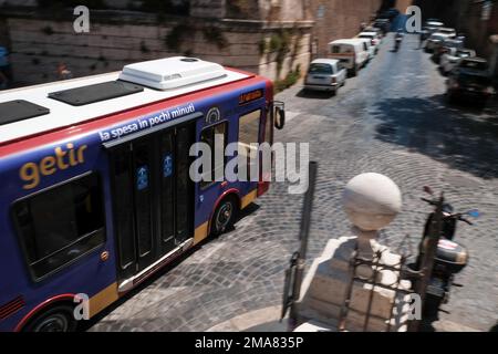 Getir-Bus in Rom, Italien, auf den Kopfsteinpflasterstraßen in der Nähe des kolosseums. Stockfoto