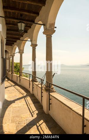 Eremo di Santa Caterina del Sasso und Lago Maggiore in Leggiuno in der Lombardei, Italien. Stockfoto