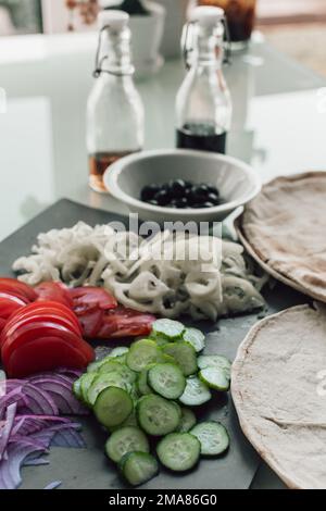 Mediterrane Pitta zubereitet mit scharfem Huhn, Gurke, Tomaten, Salat und Mayo-Sauce, Stockfoto