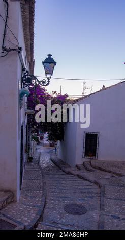 Eine vertikale Aufnahme einer Gasse durch Häuser im mediterranen Küstendorf Altea in Alicante Stockfoto