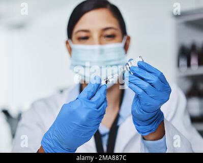 Stunden harter Arbeit in einem winzigen Rohr. Eine junge Forscherin, die in einem Labor arbeitet. Stockfoto