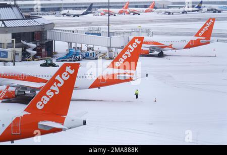 Schneeverhältnisse am Flughafen Manchester. Die Menschen in vielen Teilen des Landes bereiten sich für ein paar Tage der Reiseunterbrechung vor, da Schnee, Eis und bitterkalte Temperaturen die Nation beherrschen. Foto: Donnerstag, 19. Januar 2023. Stockfoto