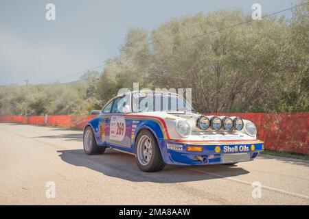 Porsche 911 SC/RS Rallye-Auto nimmt an der WRC Tour de Corse Historique auf Korsika 2019 Teil. Die Fahrer waren Lionel Meunier und Florian Barral. Stockfoto