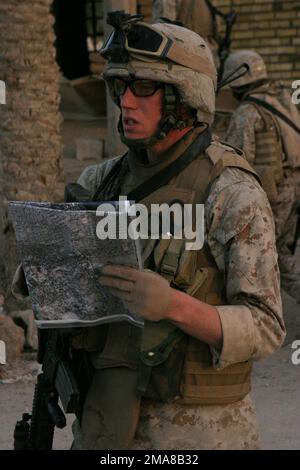 060316-M-0374B-014. [Complete] Scene Caption: Am 16. März 2006, CPL. Joseph Coopman, ein Kampfeingenieur der Fox Company, 2. Bataillon, 6. Marines, Regimental Combat Team 5, überprüft seine Karte, während er durch die Euphrates River Gegend von Fallujah, Irak patrouilliert. Die Kampfingenieure sind zusammen mit irakischen Soldaten des 2. Bataillons, der 4. Brigade und DER 1. Division auf der Suche nach Waffenlagern und allen Gegenständen, die während der Operation California Dreaming für improvisierte Sprengkörper (IED) verwendet werden könnten. RCT-5 wird zusammen mit dem MEF zur Unterstützung der Operation Freiheit in der irakischen Provinz Anbar (MN) eingesetzt Stockfoto