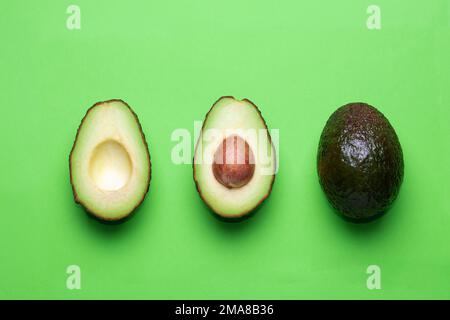 Frischer Avocado auf grünem Hintergrund. Stockfoto
