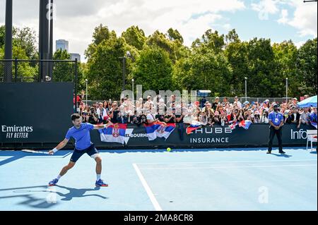 MELBOURNE, AUSTRALIEN - 19. JANUAR: Novak Djokovic von Serbien übt vor seinem Spiel der Runde zwei Singles bei den Australian Open 2023 im Melbourne Park am 19. Januar 2023 in Melbourne, Australien. (Foto: Andy Astfalck/BSR Agency) Stockfoto