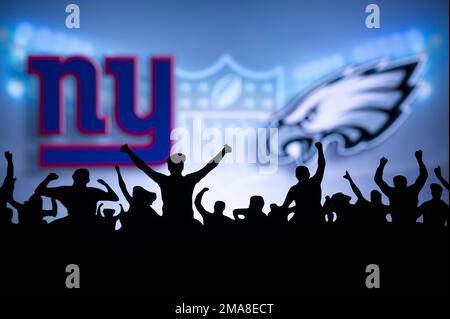 PHILADELPHIA, USA, 18. JANUAR 2023: New York Giants vs. Philadelphia Eagles. NFL Divisional Round 2023, Silhouette von Fans, die das Team unterstützen und Stockfoto