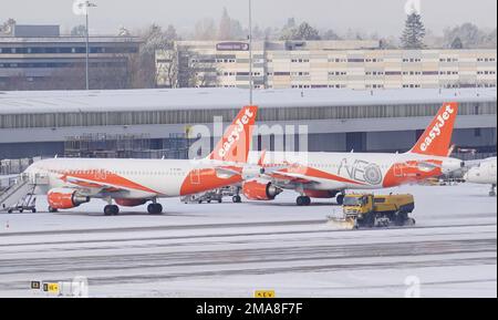 Schneepflüge, die am Flughafen Manchester Schnee pflügen. Die Menschen in vielen Teilen des Landes bereiten sich für ein paar Tage der Reiseunterbrechung vor, da Schnee, Eis und bitterkalte Temperaturen die Nation beherrschen. Foto: Donnerstag, 19. Januar 2023. Stockfoto