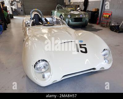 Michael Gans, weiß, 1959, Serie 3, Lotus XV, In den Garagen der National Pit, im Silverstone Classic von 2022 Stockfoto