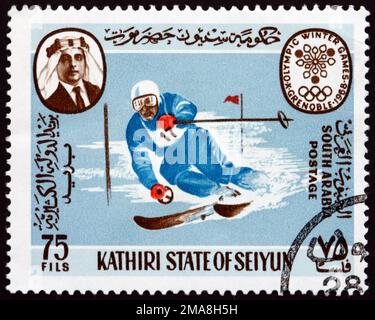 SÜDJEMEN - CIRCA 1967: Ein im südjemen gedruckter Stempel des Staates Quaiti in Hadhramaut zeigt Slalom, 1968 Grenoble, ca. 1967 Stockfoto