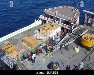 060330-N-2661F-002. Basis: USS Oak Hill (LSD 51) Stockfoto