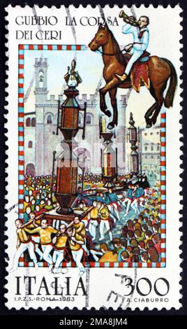 ITALIEN - CA. 1983: Ein in Italien gedruckter Stempel zeigt die Prozession La Corsa dei Ceri, Gubbio, die historische Nachstellung der antiken Prozession am Gipfel Stockfoto
