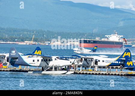 Eine malerische Aussicht auf Wasserflugzeuge, die auf dem Wasser schweben und auf den Start warten Stockfoto