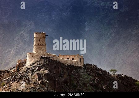 Ein malerischer Blick auf die wunderschöne Festung Jalali, die auf dem Gipfel eines Berges in Muscat, Oman, erbaut wurde Stockfoto