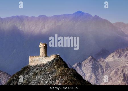 Ein malerischer Blick auf die wunderschöne Festung Jalali, die auf dem Gipfel eines Berges in Muscat, Oman, erbaut wurde Stockfoto