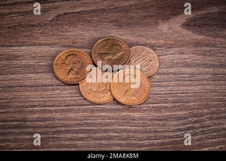 Auswahl an britischen Half-Penny-Münzen im Vintage-Look (britische Währung) Stockfoto