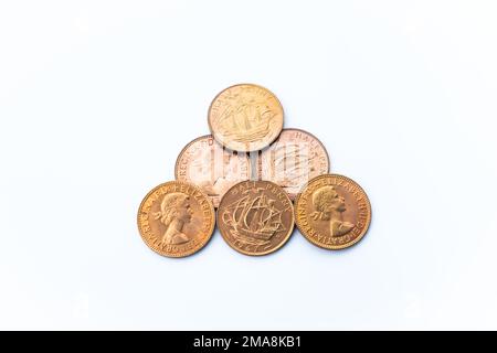 Auswahl an britischen Half-Penny-Münzen im Vintage-Look (britische Währung) Stockfoto