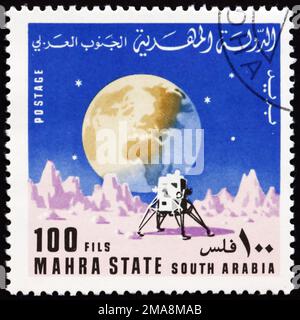 BUNDESSTAAT MAHRA - CA. 1967: Ein in Mahra Sultanate gedruckter Stempel zeigt Lem und Lunar Sicht auf die Erde, Raketen und Raumfahrzeuge, Serie, ca. 1967 Stockfoto