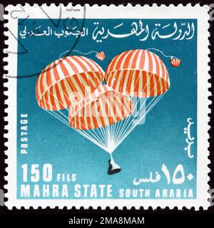 BUNDESSTAAT MAHRA - CA. 1967: Ein in Mahra Sultanate gedruckter Stempel zeigt den Wiedereintritt, Raketen und Raumfahrzeuge, Serie, ca. 1967 Stockfoto