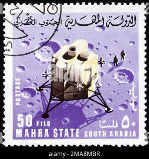 MAHRA STATE - CIRCA 1967: Ein in Mahra Sultanate gedruckter Stempel zeigt das Lunar Exkursion Module (LEM) auf dem Mond, Raketen und Raumfahrzeuge, Serie, circa 1967 Stockfoto