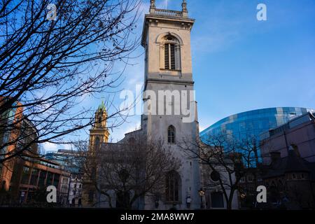 Kirche St. Andreas, Holborn. Statuen von blau beschichteten Schulkindern aus der nahe gelegenen St. Andrews Parochial School. Blauer Farbstoff war am billigsten und wurde von der Schule benutzt Stockfoto