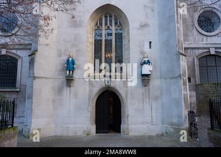 Kirche St. Andreas, Holborn. Statuen von blau beschichteten Schulkindern aus der nahe gelegenen St. Andrews Parochial School. Blauer Farbstoff war am billigsten und wurde von der Schule benutzt Stockfoto