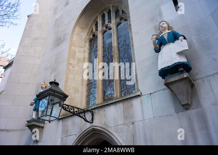 Kirche St. Andreas, Holborn. Statuen von blau beschichteten Schulkindern aus der nahe gelegenen St. Andrews Parochial School. Blauer Farbstoff war am billigsten und wurde von der Schule benutzt Stockfoto