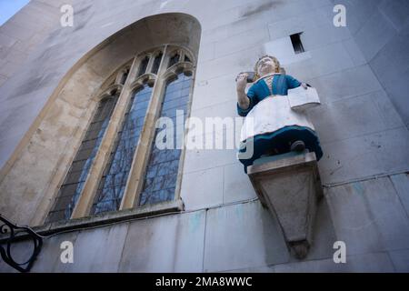 Kirche St. Andreas, Holborn. Statuen von blau beschichteten Schulkindern aus der nahe gelegenen St. Andrews Parochial School. Blauer Farbstoff war am billigsten und wurde von der Schule benutzt Stockfoto