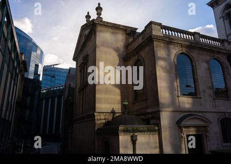 Kirche St. Andreas, Holborn. Statuen von blau beschichteten Schulkindern aus der nahe gelegenen St. Andrews Parochial School. Blauer Farbstoff war am billigsten und wurde von der Schule benutzt Stockfoto