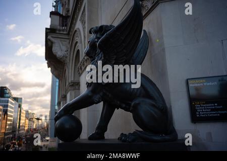 Die geflügelte Löwenstatue auf dem Holborn Viadukt, dem ersten Flyover, wurde 1869 von Königin Victoria eröffnet. Stockfoto