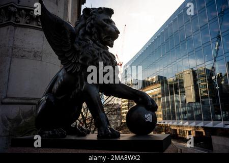 Die geflügelte Löwenstatue auf dem Holborn Viadukt, dem ersten Flyover, wurde 1869 von Königin Victoria eröffnet. Stockfoto