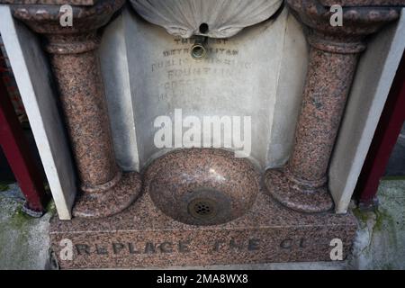 Londons erster Trinkbrunnen aus rotem Granit, in den Geländern der St. Sepulchre Church in der Nähe von Smithfield gebaut im Jahr 1859 Stockfoto