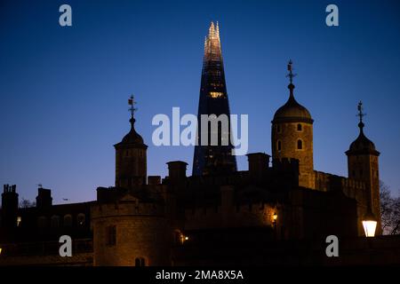 Die Shard Türme über dem Tower of London. Neu und alt in London, Großbritannien Stockfoto