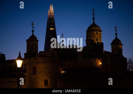 Die Shard Türme über dem Tower of London. Neu und alt in London, Großbritannien Stockfoto