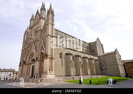 ORVIETO, ITALIEN - 23. JUNI 2022: Seitlicher Blick auf die monumentale Kathedrale von Orvieto, Umbrien, Italien Stockfoto
