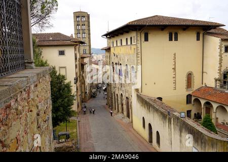 AREZZO, ITALIEN - 24. JUNI 2022: Blick aus der Vogelperspektive auf die historische mittelalterliche Stadt Arezzo, Toskana, Italien Stockfoto