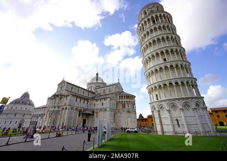 PISA, ITALIEN - 24. JUNI 2022: Piazza dei Miracoli, formell bekannt als Piazza del Duomo, UNESCO-Weltkulturerbe, Pisa, Toskana, Italien Stockfoto