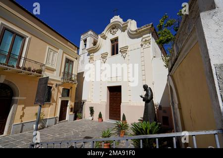 Kirche Modonna del Carmine mit Statue San Pio in Pizzo Calabro, Italien Stockfoto