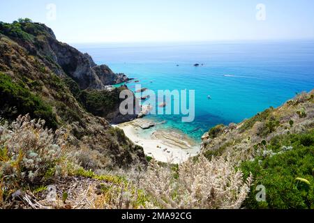 Luftaufnahme des Strands Praia I Focu an der Kalabrienküste, Capo Vaticano, Italien Stockfoto